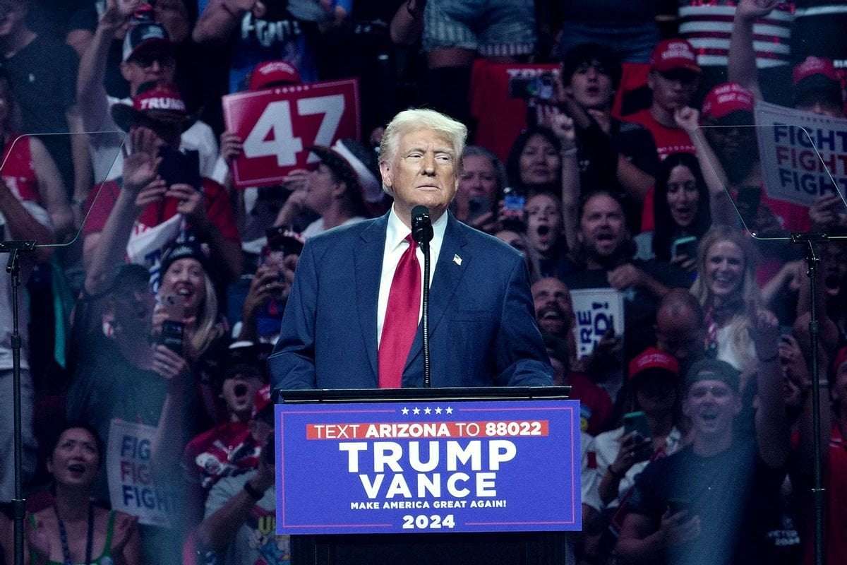 image for Trump-supporting comedian opens MSG rally by calling Puerto Rico a "floating island of garbage"