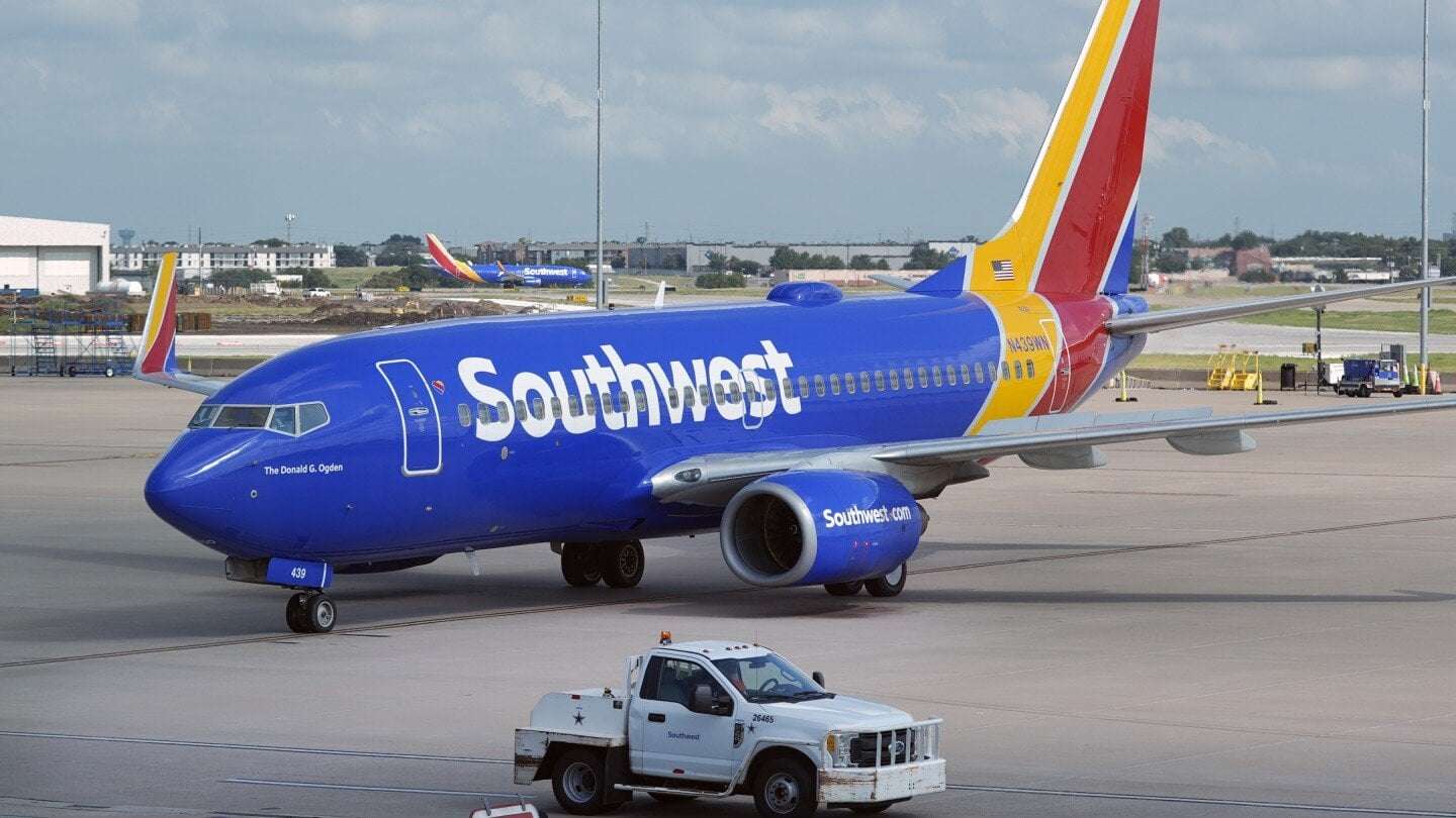 image for Bullet strikes Southwest Airlines plane without injuries at Dallas airport