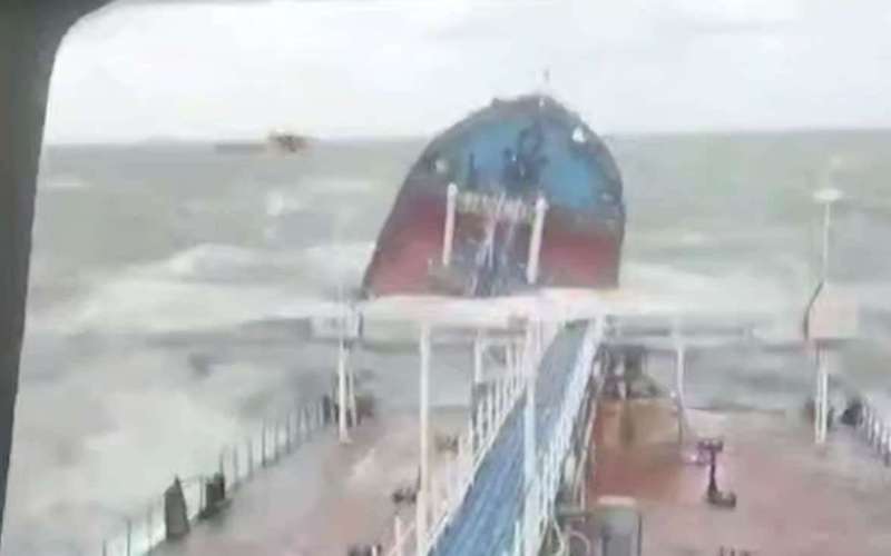 image for Two Russian tankers carrying tonnes of fuel oil break in half and start sinking near Kerch Strait – videos
