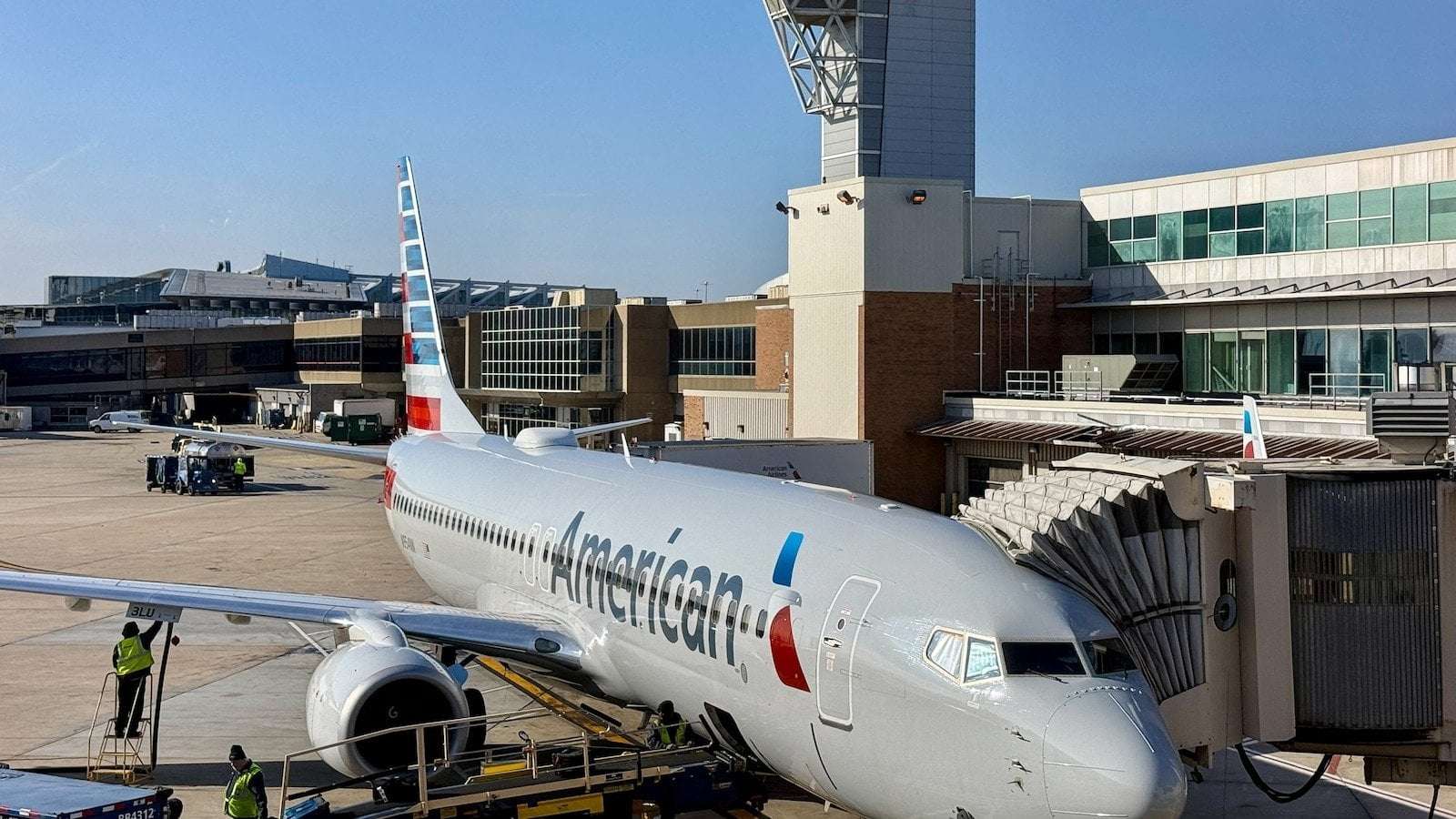 image for American Airlines resumes flights after nationwide 'technical issue'