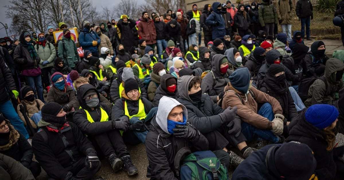 image for Protesters chanting ‘no to Nazis’ block access to AfD party congress
