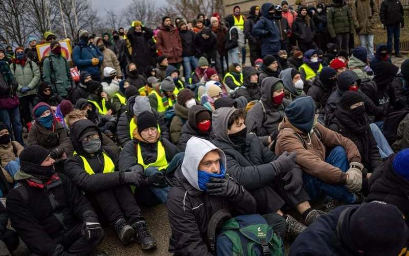 image for Protesters chanting ‘no to Nazis’ block access to AfD party congress