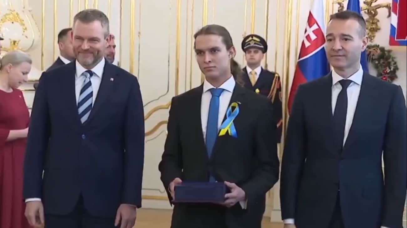 image for Slovak student wearing Ukrainian ribbon refuses to shake hands with president – video