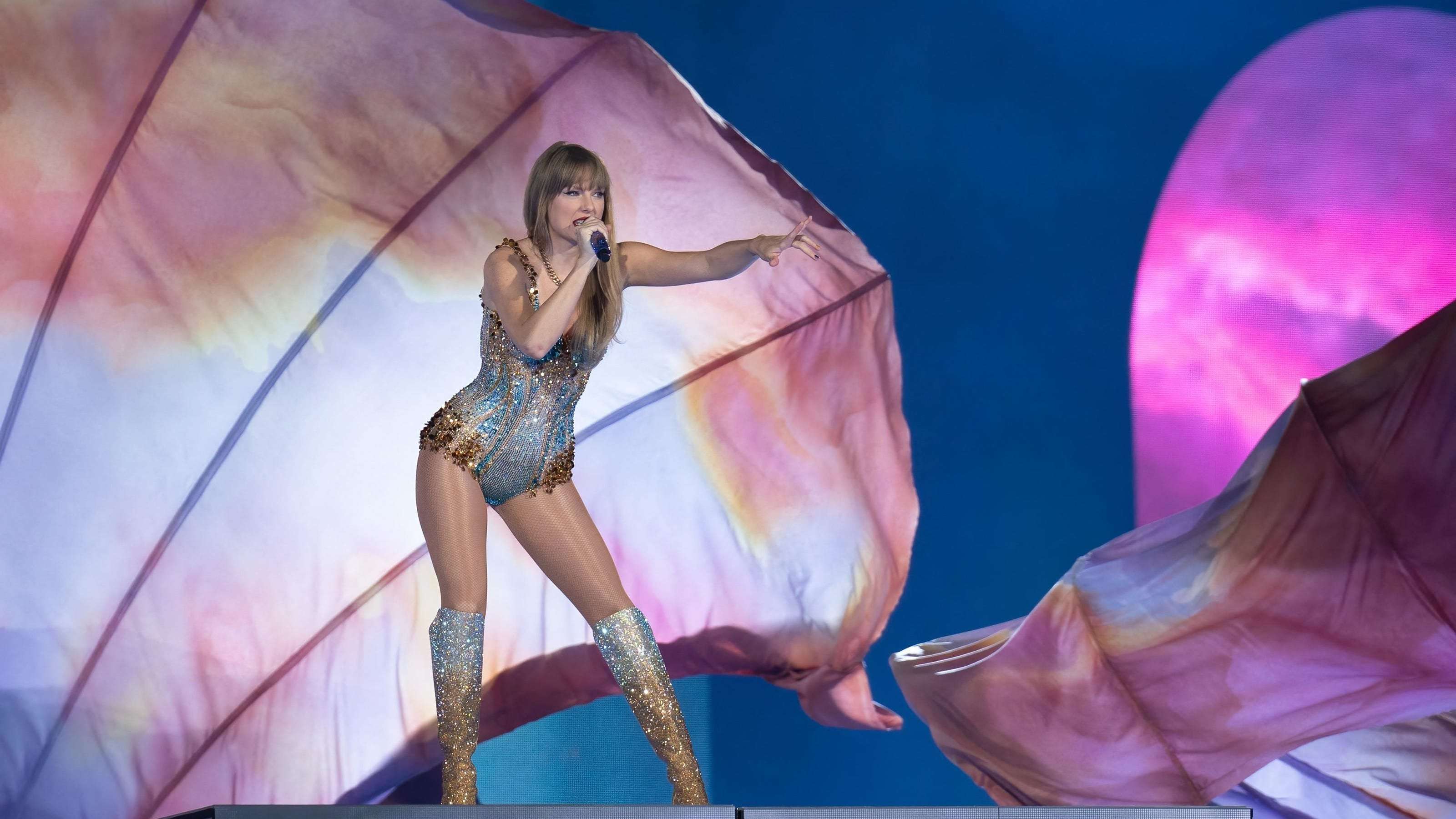 image for Taylor Swift donates to 10 organizations assisting in LA wildfire relief