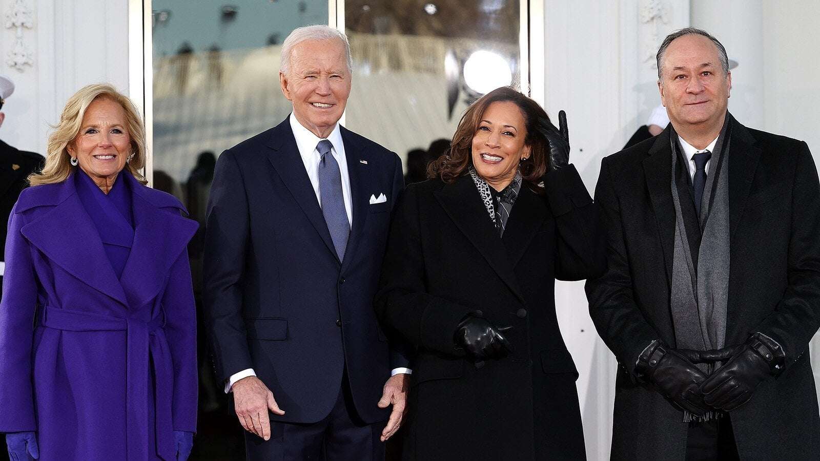 image for President Biden pardons family members in final minutes of presidency