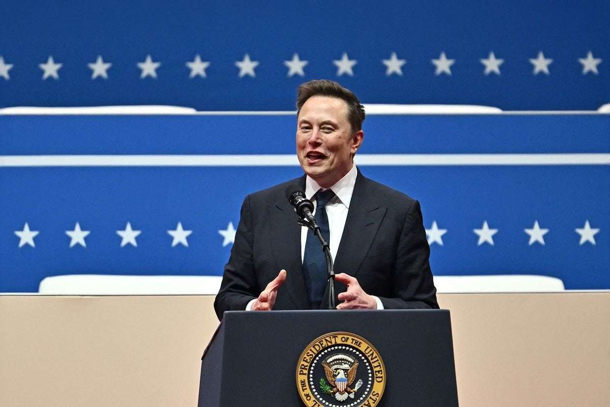 image for "It was a Nazi salute": Historian dismisses claim that Musk's raised arm was mere "awkward gesture"