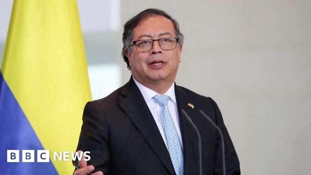 image for Trump imposes 25% tariffs on Colombia as deported migrant flights denied
