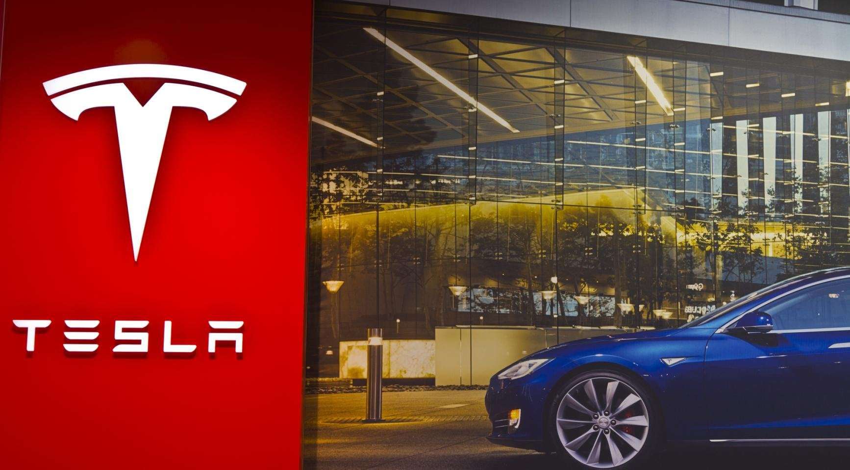 image for Video: Tesla showroom in The Hague vandalized with swastikas, anti-fascist texts