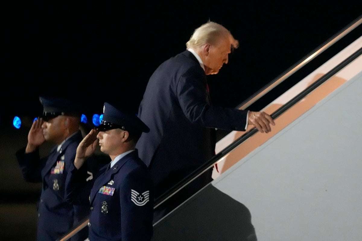 image for Trump leaves Super Bowl early after backing the losing team