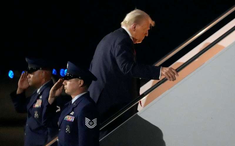image for Trump leaves Super Bowl early after backing the losing team