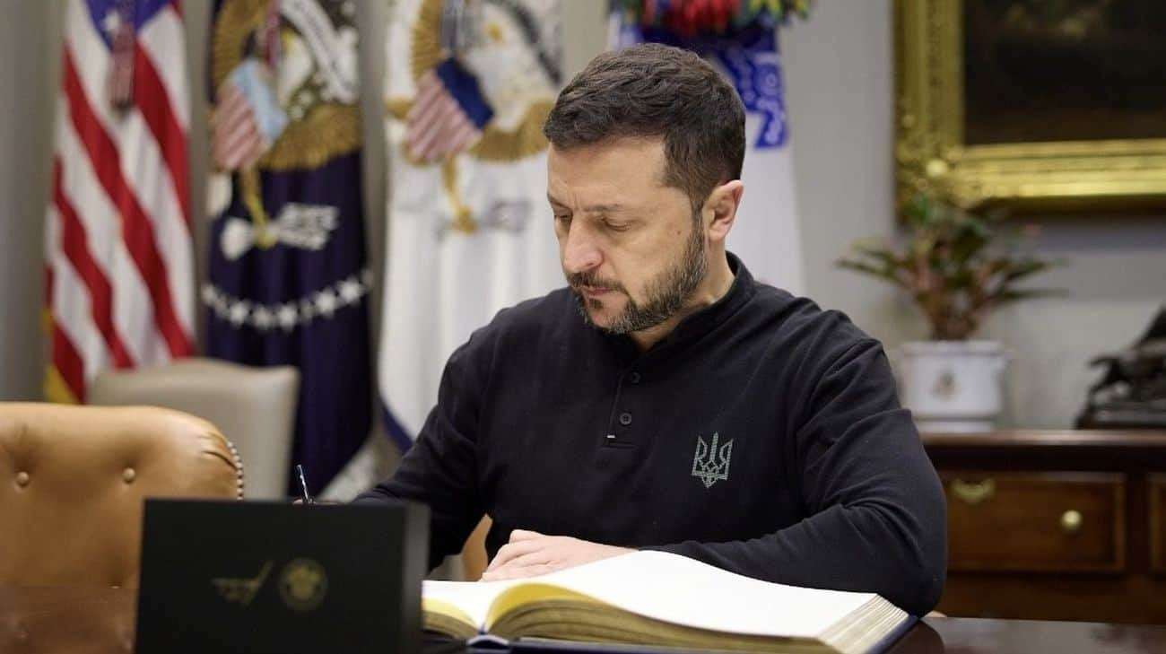 image for White House calls Zelenskyy "short-sighted" in rejecting agreement with US