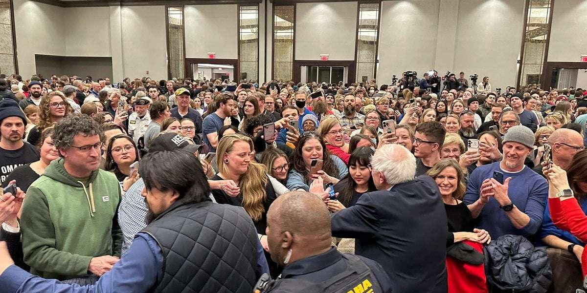 image for Thousands in Midwestern GOP Districts Attend Sanders' First Stops on Tour to Fight Oligarchy