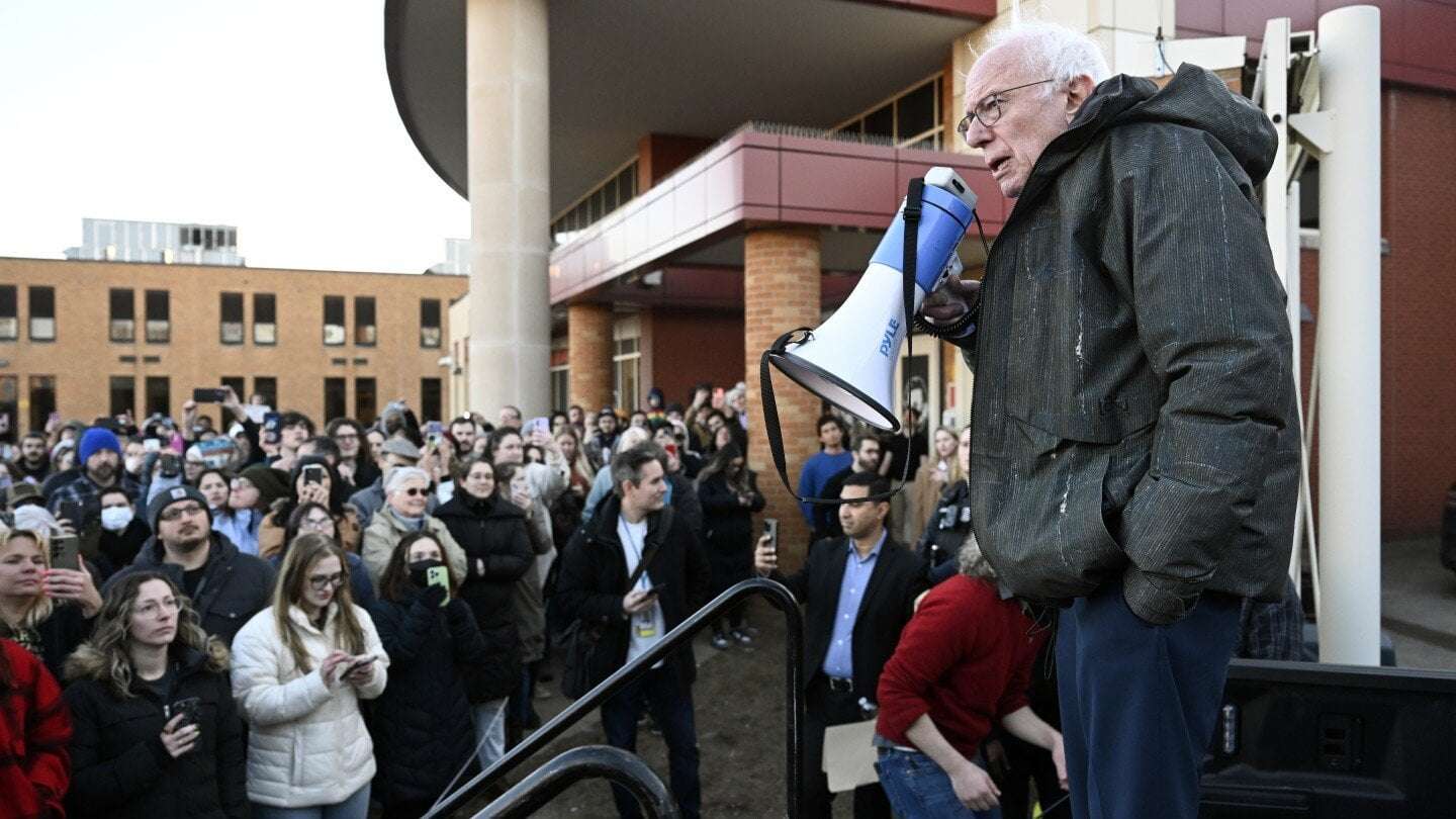 image for Drawing huge crowds, Bernie Sanders steps into leadership of the anti-Trump resistance
