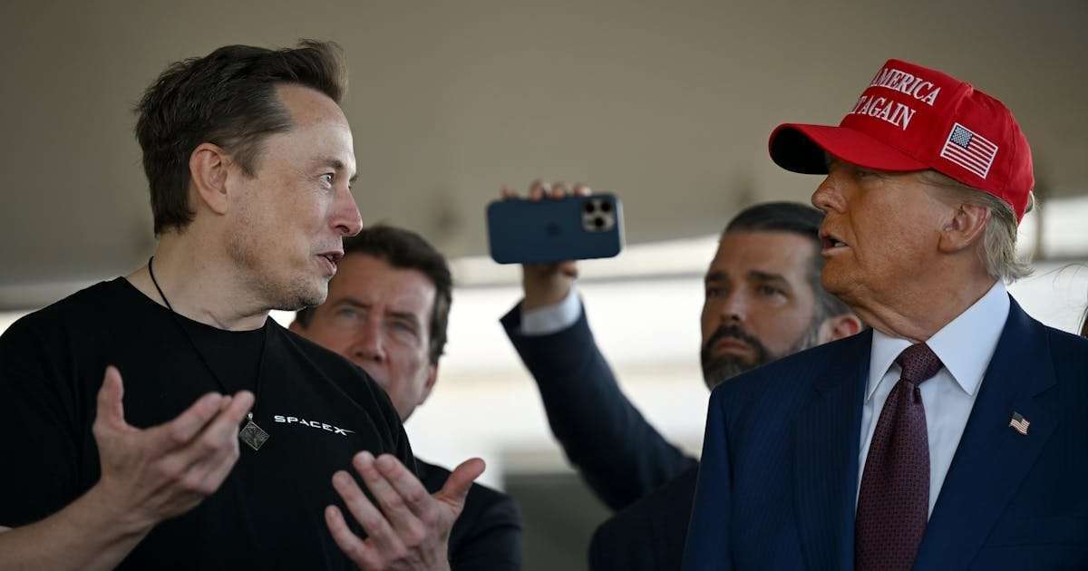 image for Veteran Chains Himself Outside White House to Protest Trump and Musk