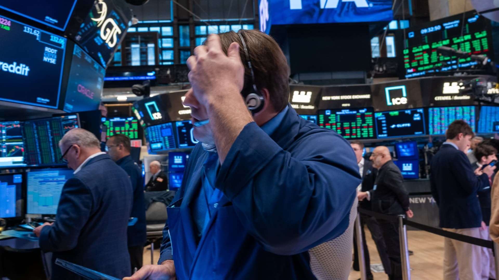 image for U.S. stock market loses $5 trillion in value in three weeks