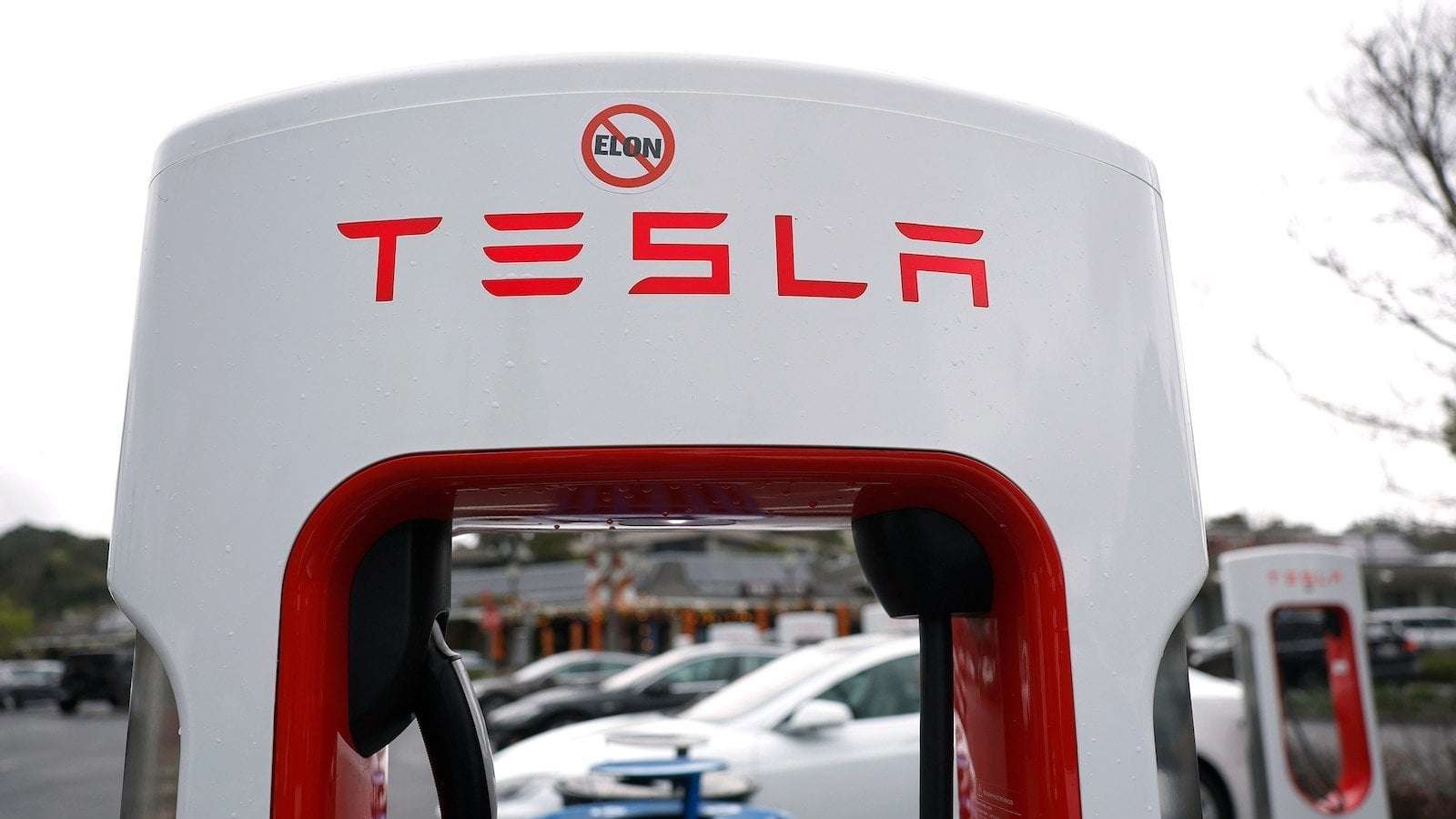 image for Tesla board members, executive sell off over $100 million of stock in recent weeks
