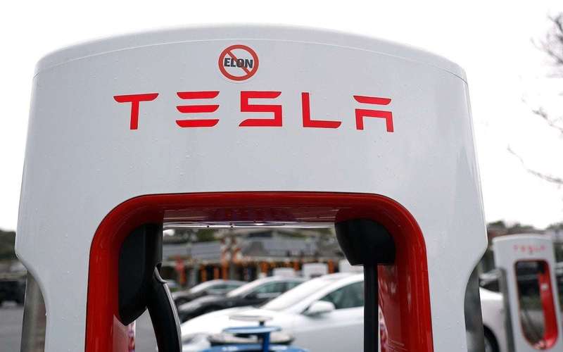 image for Tesla board members, executive sell off over $100 million of stock in recent weeks