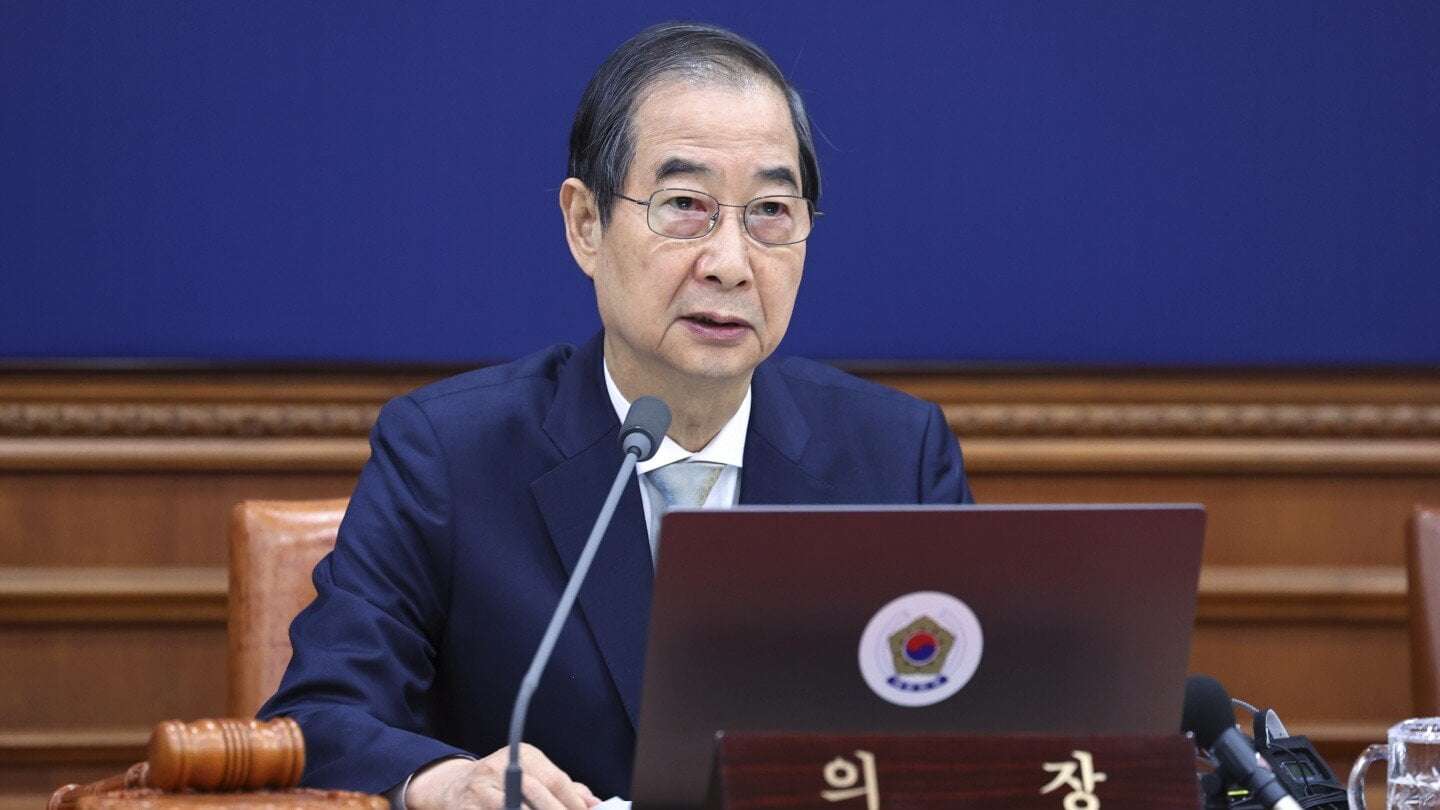 image for South Korean Prime Minister Han Duck-soo reinstated as acting president after impeachment overturned
