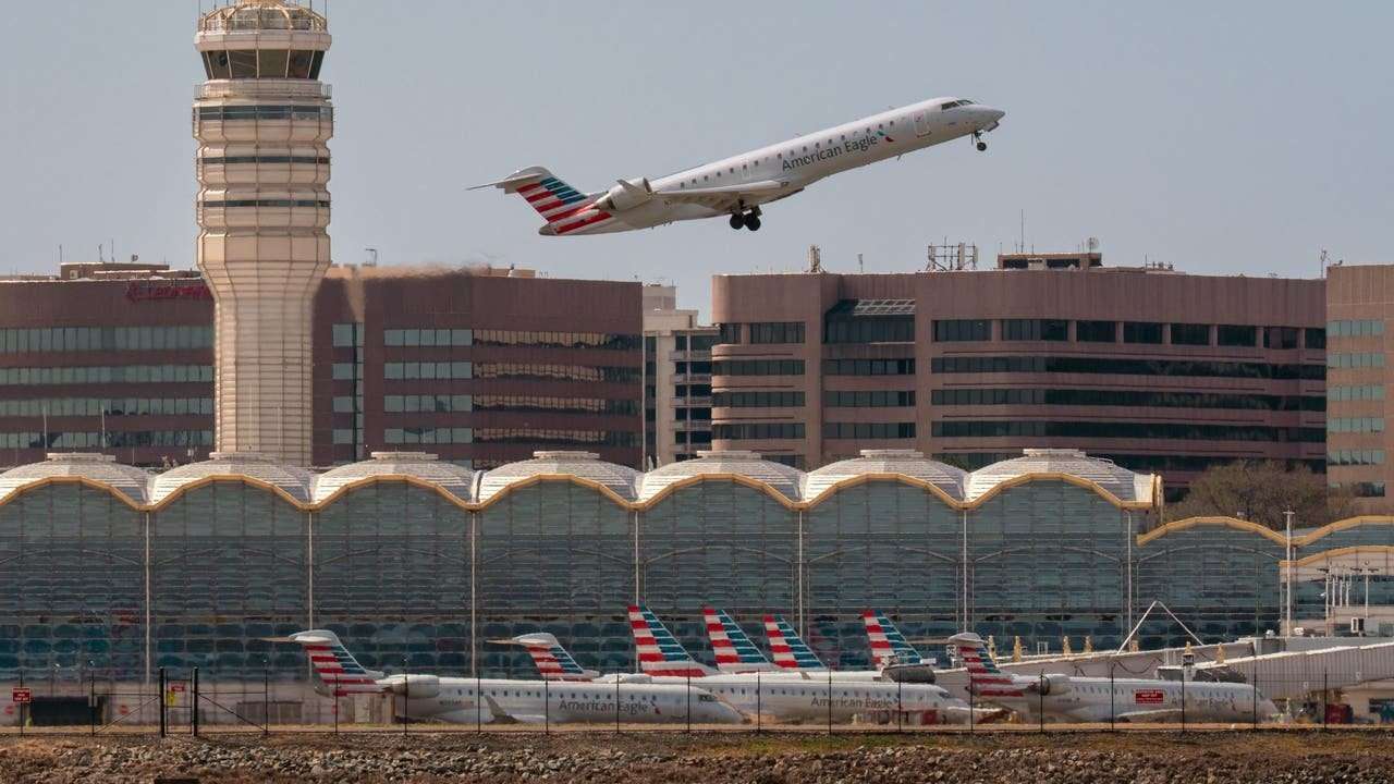 image for Planes clip wings at DCA with members of Congress on board