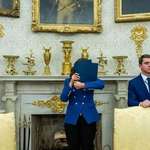 image for Gretchen Whitmer hides her face after being tricked into an Oval Office photo op by Trump Aides