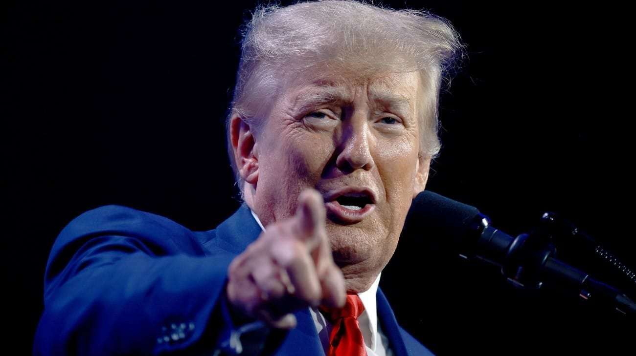 image for Trump blames Zelenskyy, Biden and Putin for war