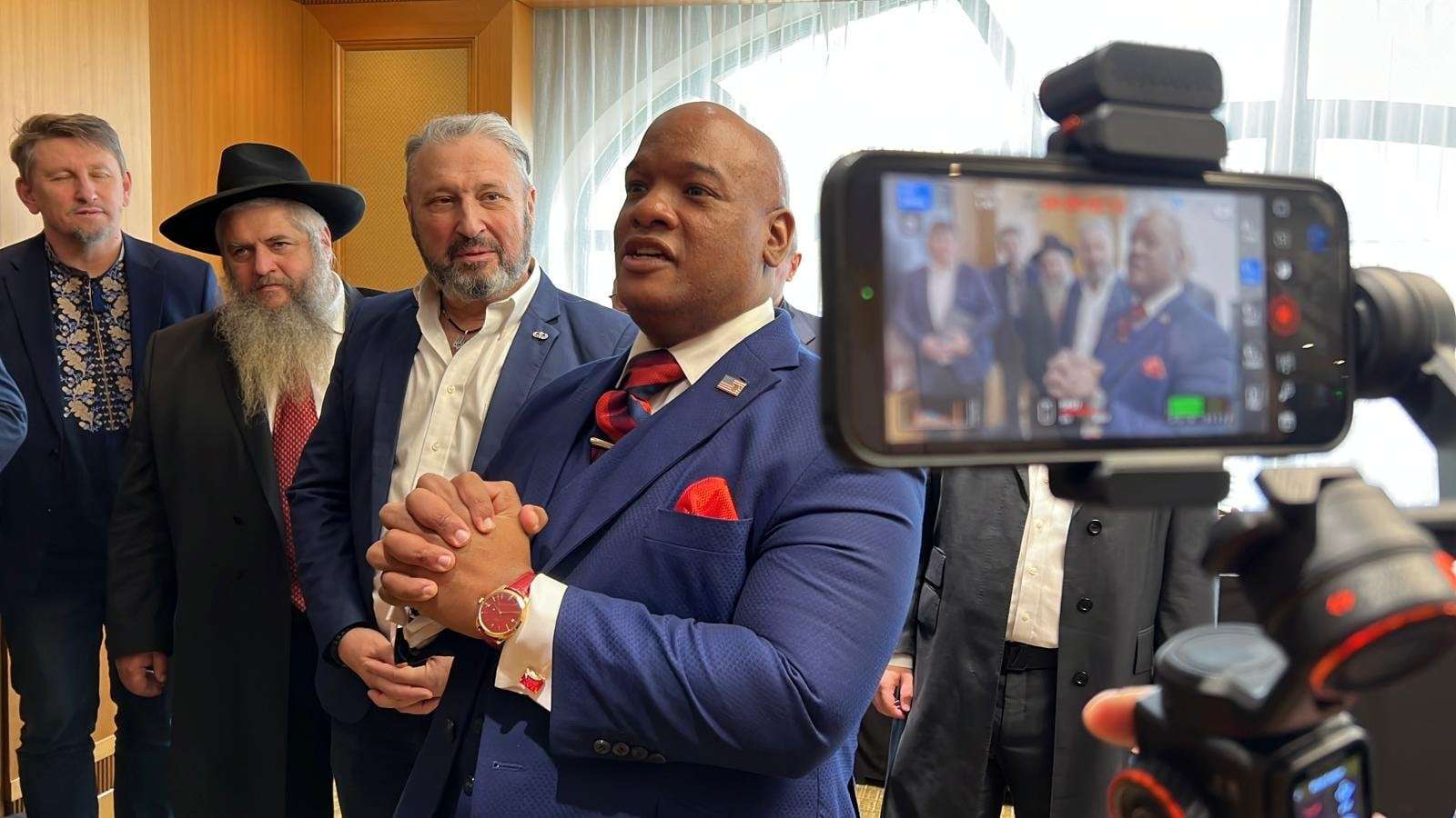 image for ‘Trump’s Top Pastor’ Visits Ukraine, Urges President to Send F-35s, Tanks, Anti-Drone Weapons: ‘Real People Are Dying Here’