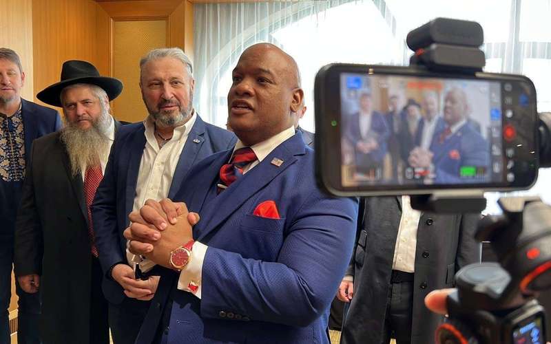 image for ‘Trump’s Top Pastor’ Visits Ukraine, Urges President to Send F-35s, Tanks, Anti-Drone Weapons: ‘Real People Are Dying Here’