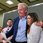 image for Senator Chris Van Hollen and Jennifer Vasquez Sura, wife of Kilmar Ábrego García stands next to him.
