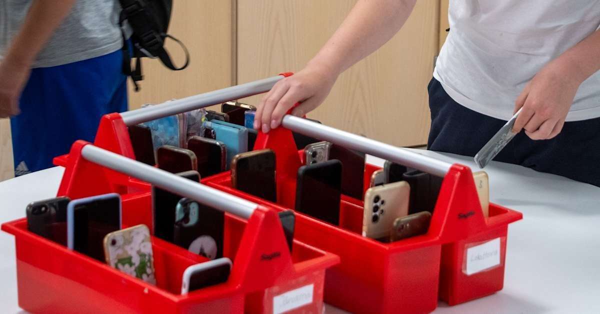 image for Finland bans smartphones in schools