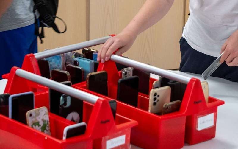 image for Finland bans smartphones in schools