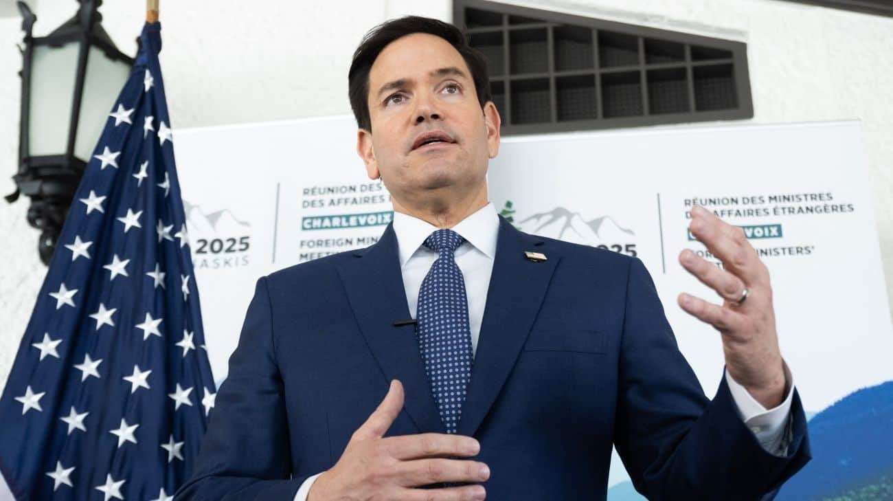 image for US secretary of state refuses to call Putin a war criminal