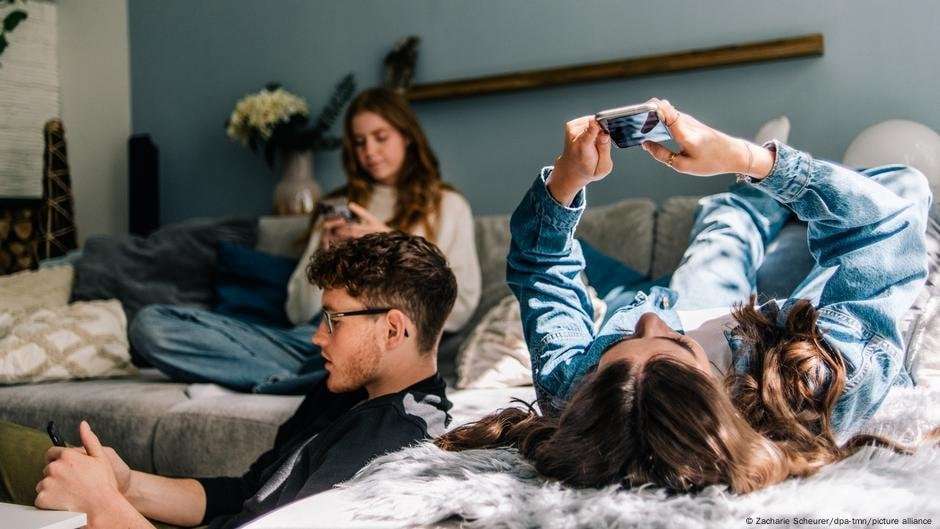 image for Young adults in Europe are putting away smartphones – DW – 05