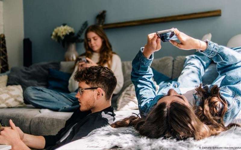image for Young adults in Europe are putting away smartphones – DW – 05