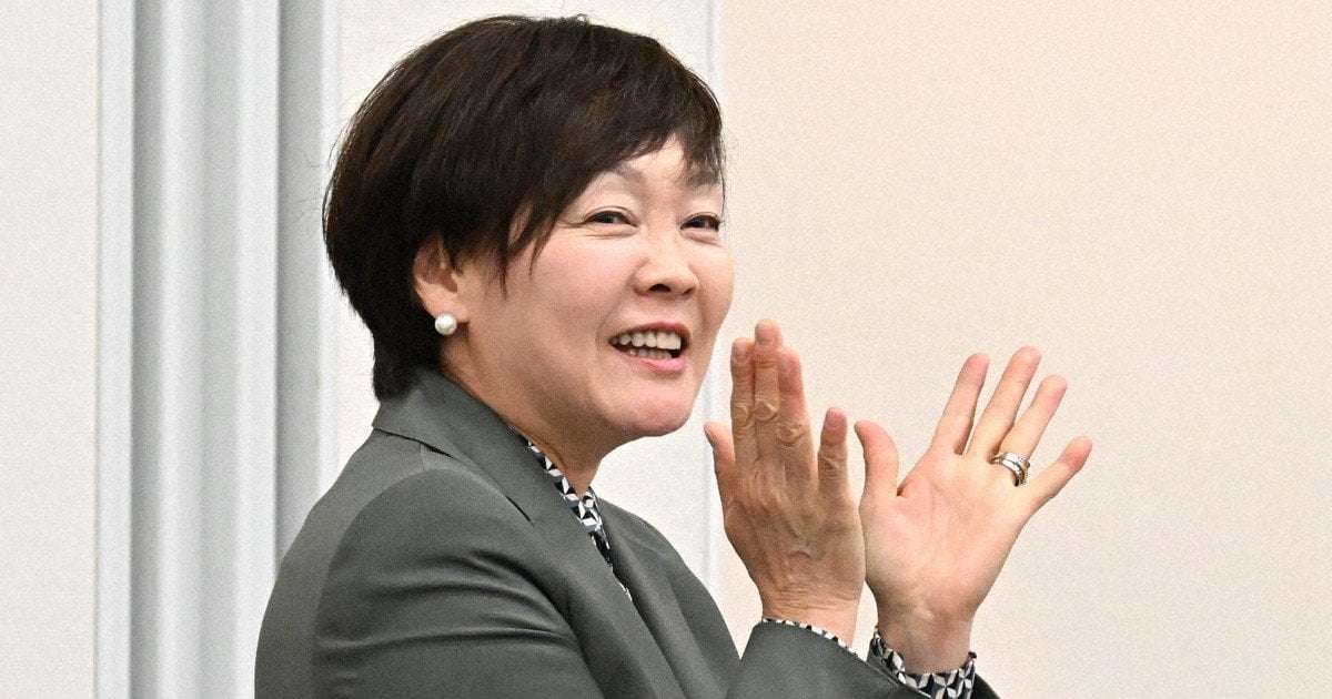 image for Ex-Japan PM Abe's widow Akie meets Putin, welcomed with large bouquet