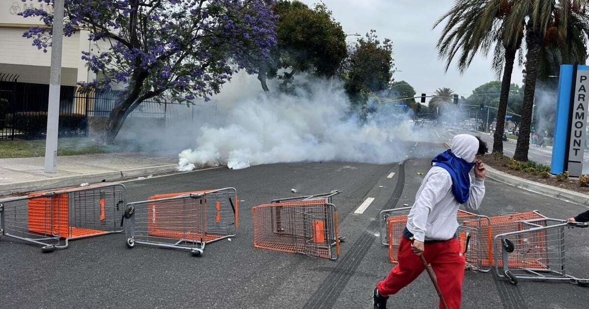 image for 2,000 National Guard troops will be sent to L.A. amid clashes over immigration raids