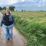 image for [OC] Wendy Thomas stands by the Green Isle, Minnesota field where she says she spotted Vance Boelter