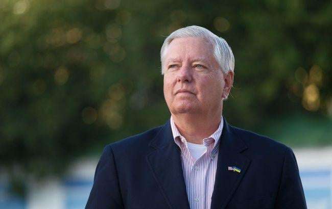 image for Trump backs 500% tariff bill targeting Russian oil buyers, Senator Graham says