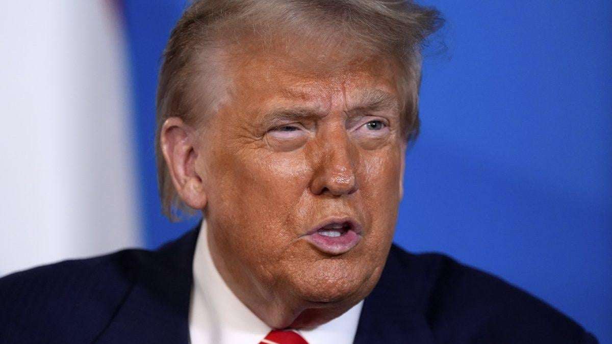 image for Trump 'threatened to bomb Moscow' - in reality, he's afraid to hurt Putin
