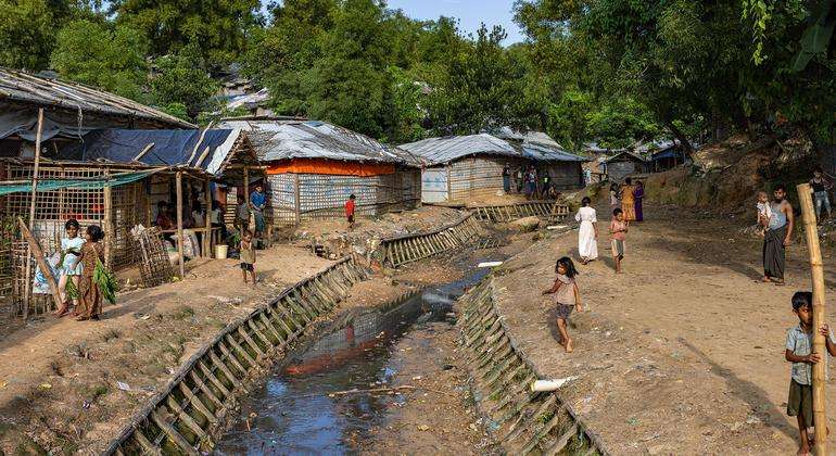 image for 150,000 Rohingya flee to Bangladesh amid renewed Myanmar violence