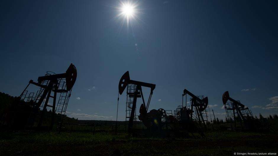 image for Ukraine: Kyiv says it hit Russian oil, military facilities – DW – 08