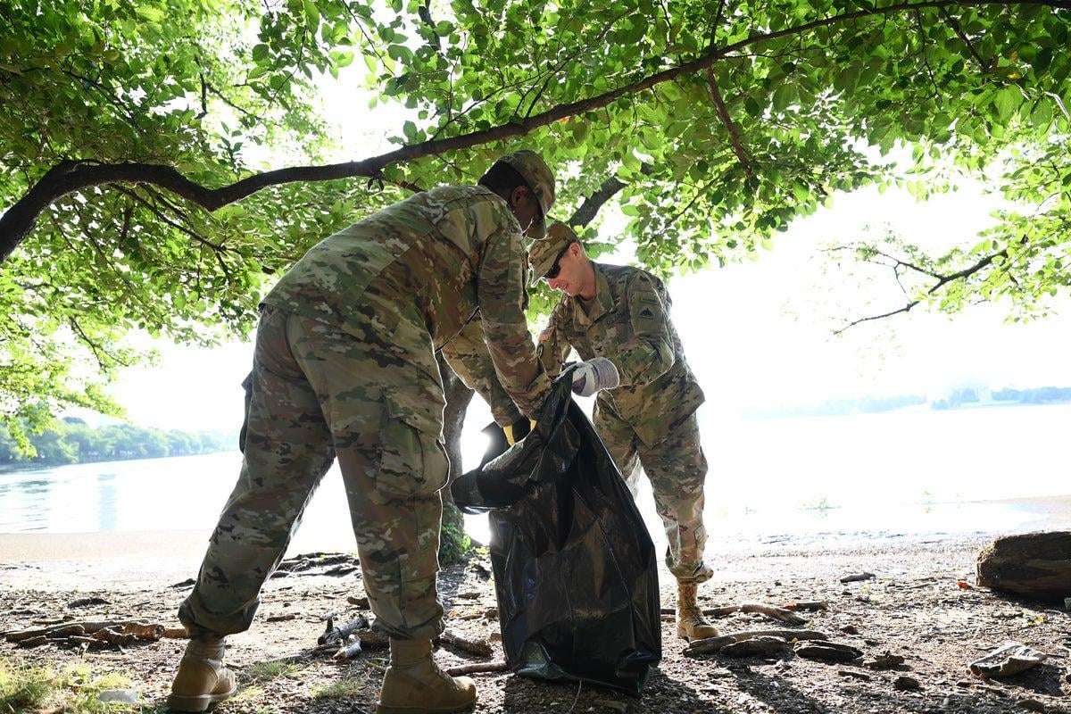 image for National Guard called in to deal with ‘crime emergency’ in DC are now picking up trash outside the White House