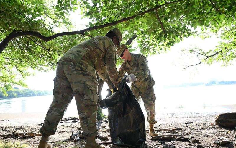 image for National Guard called in to deal with ‘crime emergency’ in DC are now picking up trash outside the White House