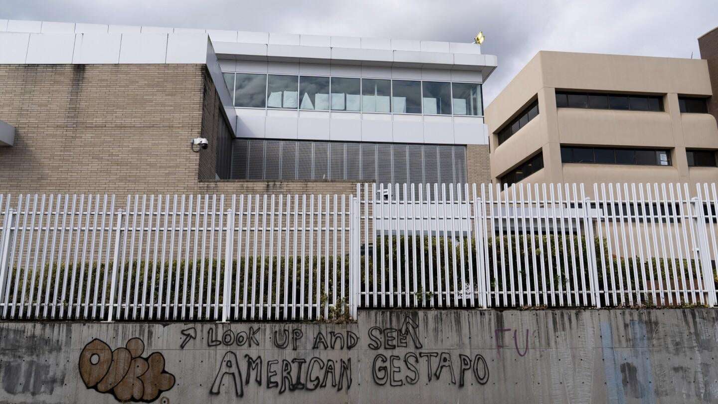 image for Portland to issue land use violation notice to ICE building for allegedly breaching detention limits