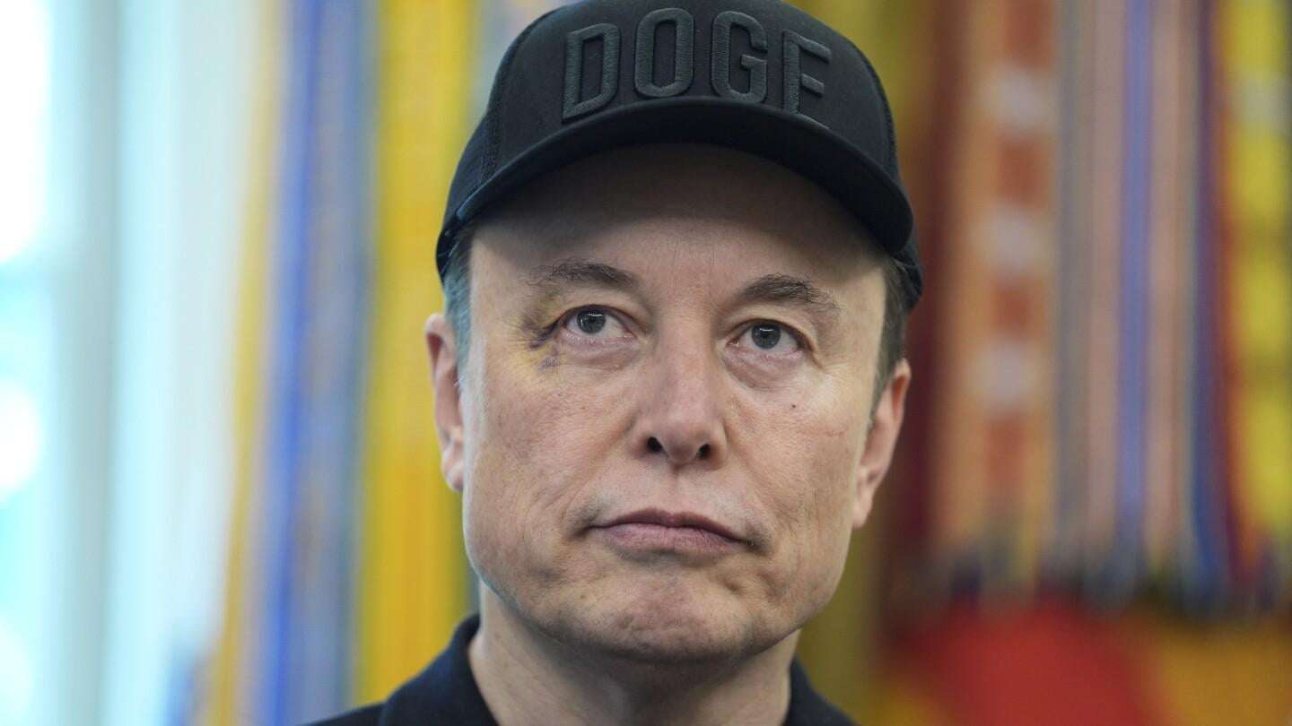 image for Trump administration rehires hundreds of federal employees laid off by DOGE