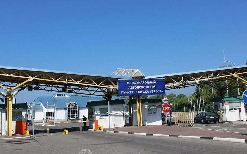 image for Poland opens border with Belarus, urges its citizens to leave immediately