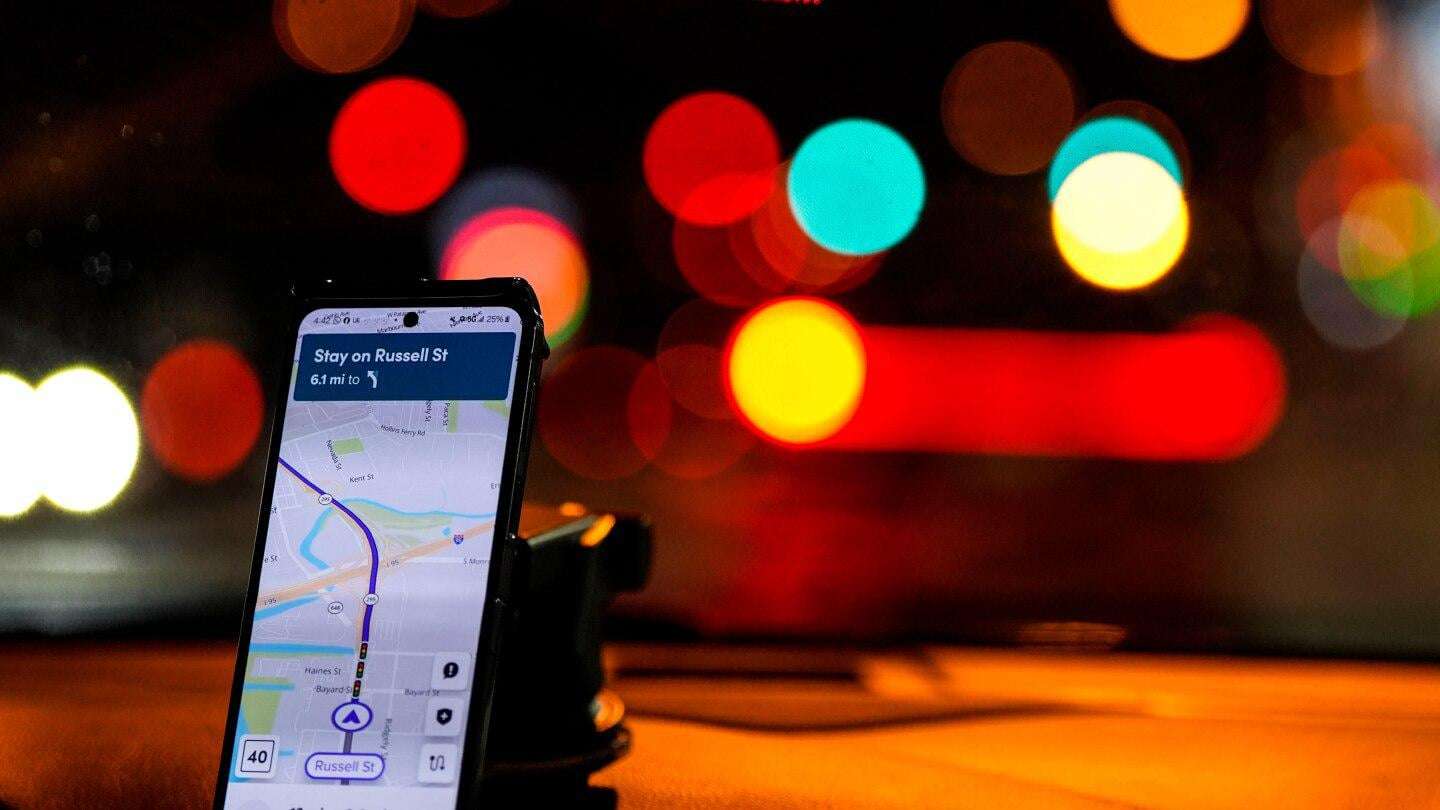 image for Newsom signs bill giving 800,000 Uber and Lyft drivers in California the right to unionize