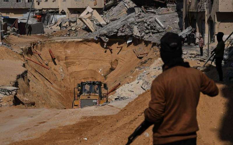 image for Renewed fighting tests Gaza ceasefire and Israel briefly halts aid