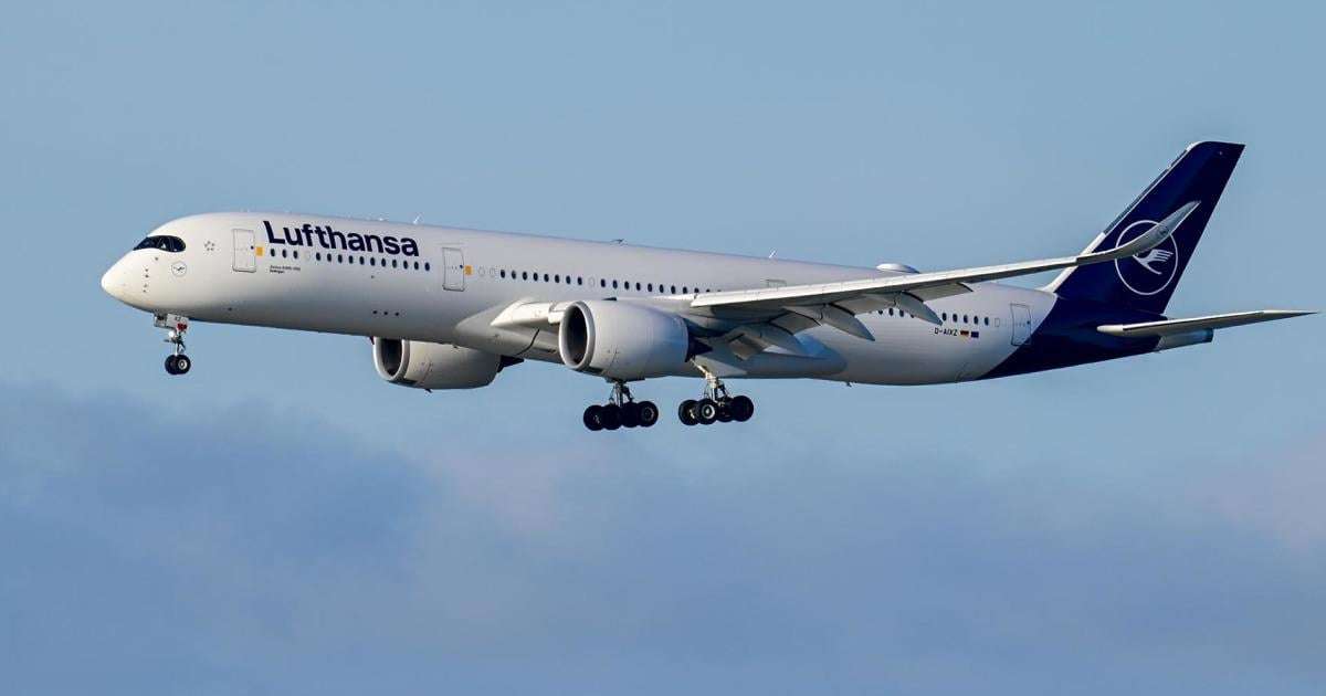 image for Man accused of stabbing 2 teens with metal fork on flight from Chicago to Germany