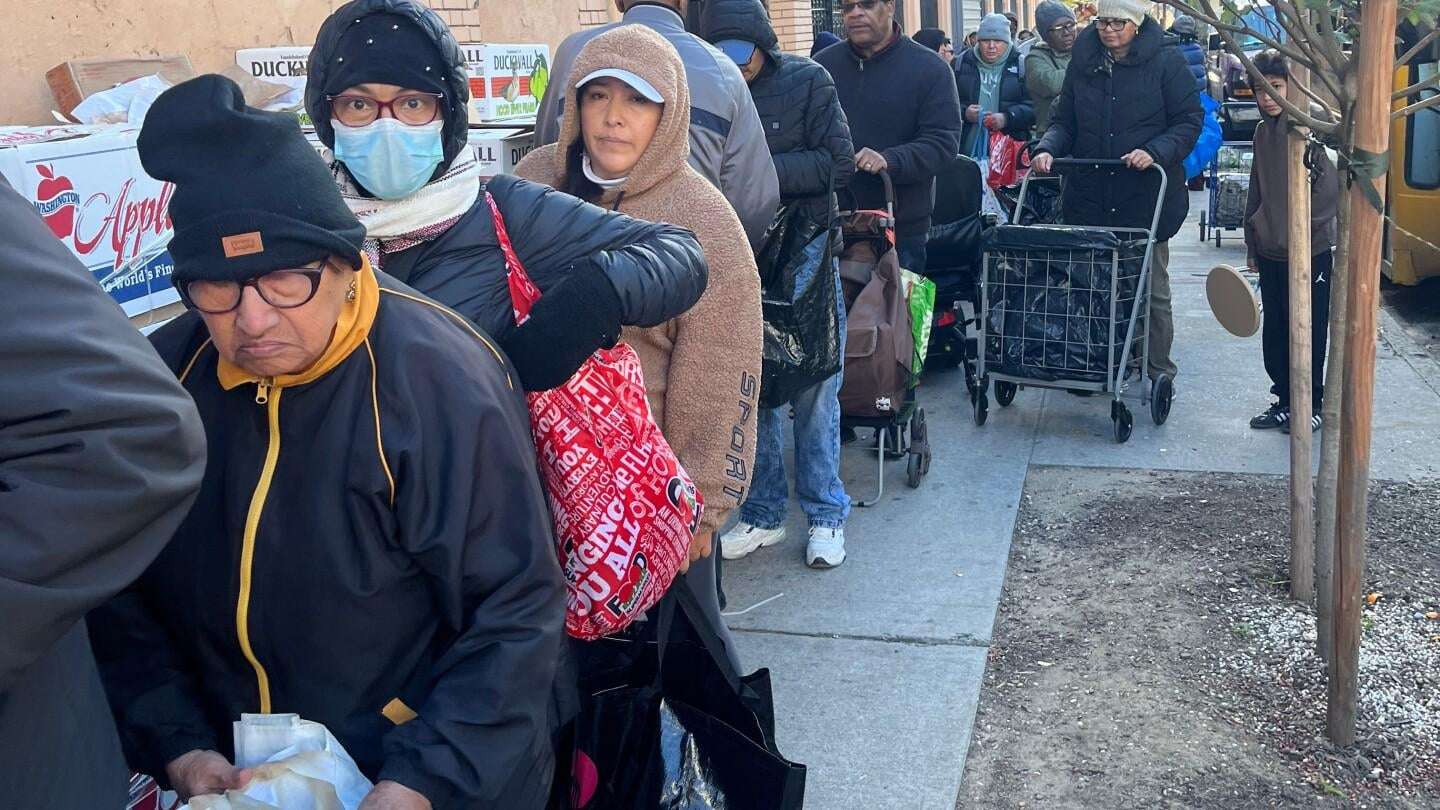 image for SNAP benefits cut off during shutdown, driving long lines at food pantries