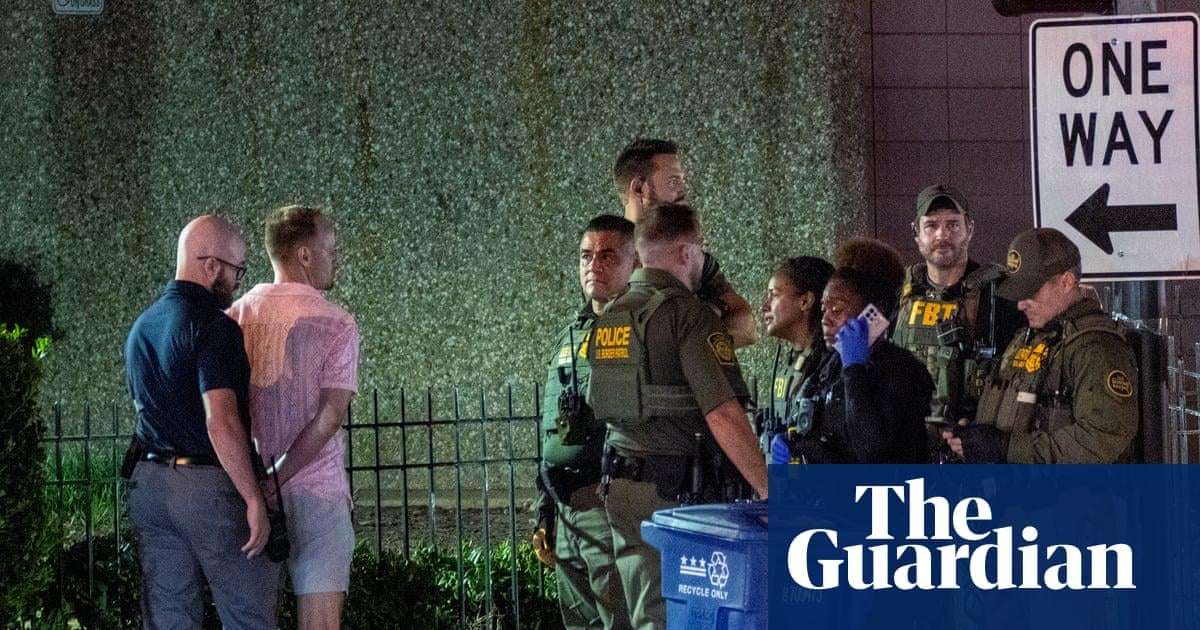 image for Man who threw sandwich at US federal agent found not guilty of assault